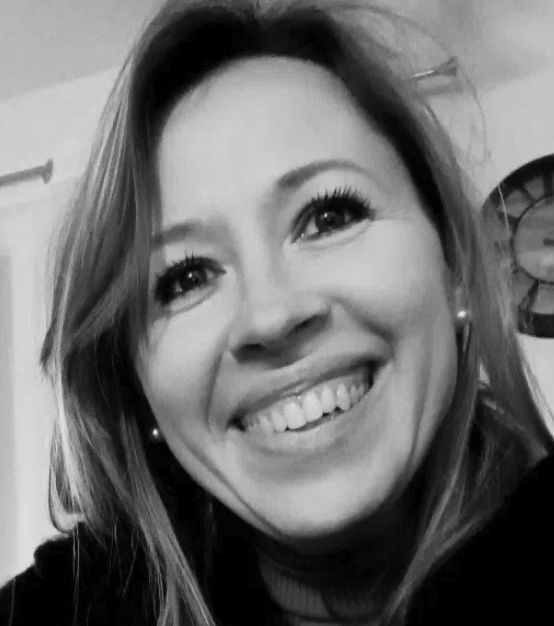 Portrait souriant de Julie Montes Ollivier, thérapeute